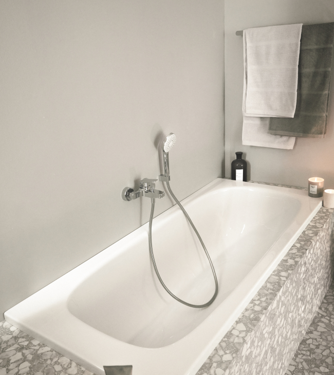 gezellige badkamer in warme grijstinten Ideal Standard met terrazzo tegel